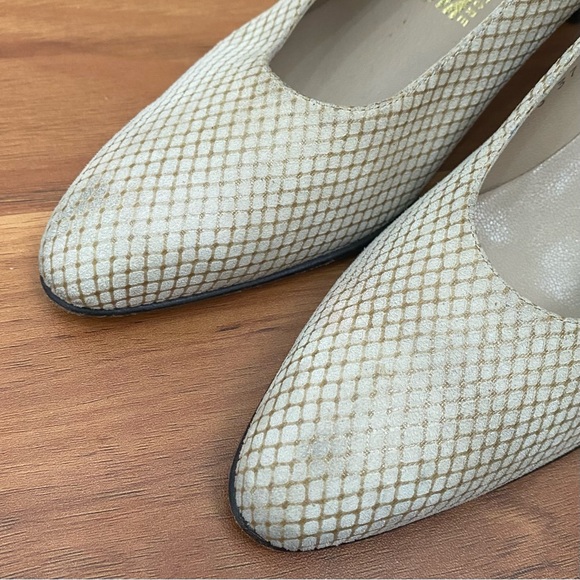 Vintage SALVATORE FERRAGAMO Nude Beige Micro Waffle Suede Heel Pumps Size 6 AAAA - Picture 3 of 15